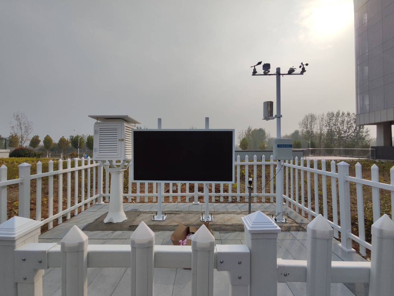 高校校園氣象站安裝畫面